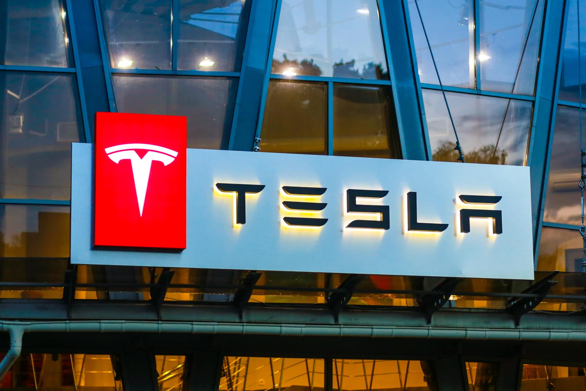 Tesla Rewrites Vehicle Software to Combat Chip Shortage - crednews